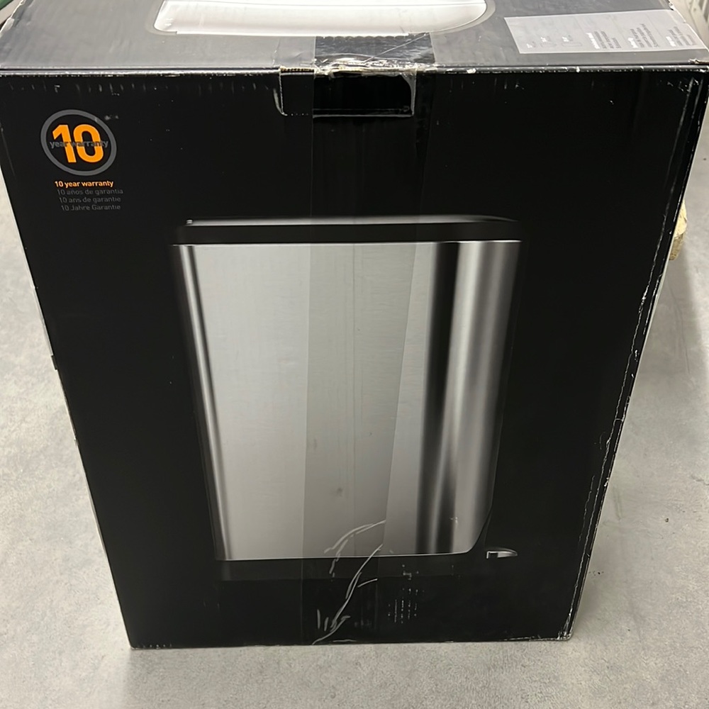 Simple Human 18L butterfly step trash can. NIB!